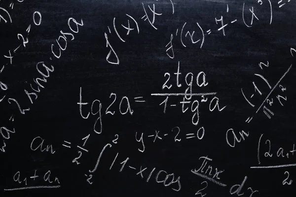 在黑板背景的数学公式 — 图库照片