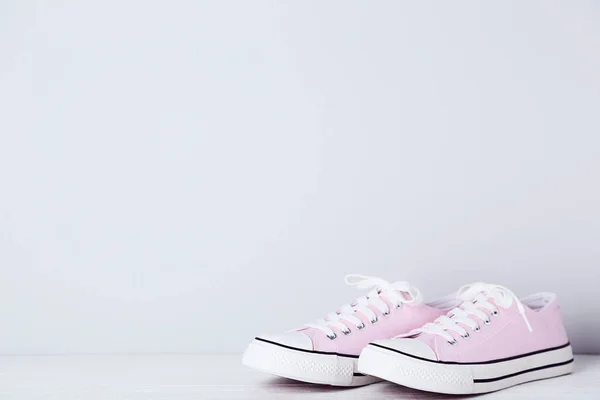 Пара Рожевих Кросівок Сірому Фоні — стокове фото