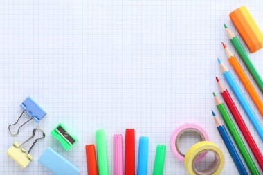 Damalı alıştırma kitabı arka plan üzerinde okul malzemeleri