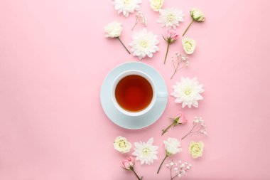 Pembe bir arka plan üzerinde çay çiçeklerle