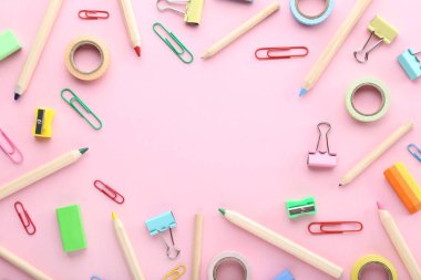 Okul koleksiyonu renkli arka plan üzerinde malzemeleri