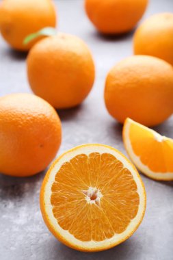 Gri ahşap masa üzerinde turuncu meyveler