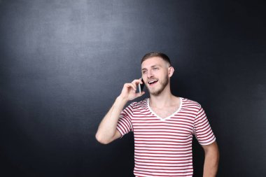 Akıllı tahta arka plan üzerinde dururken konuşan genç adam portresi