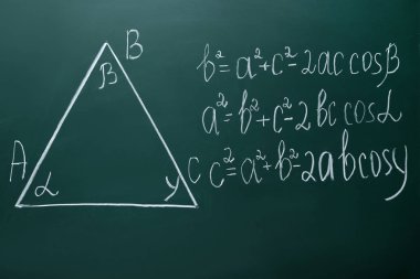 Kara tahta arka plan üzerinde matematik formülleri