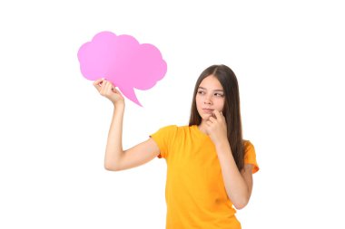Dalgın kız beyaz arka plan üzerinde izole konuşma balonu holding