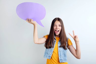 Dil konuşma balonu gri arka plan üzerinde tutarak dışarı ile genç kız