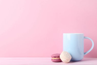 Pembe bir arka plan üzerinde tatlı macaroons ile kahve 