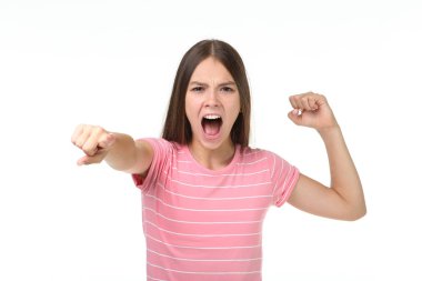 Güzel genç kız ile çığlık ağzını açtı ve işaret ileri izole beyaz arka plan üzerinde