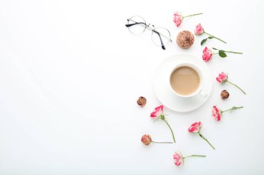 Gül çiçek fincan kahve ve beyaz arka plan üzerinde acıbadem kurabiyesi
