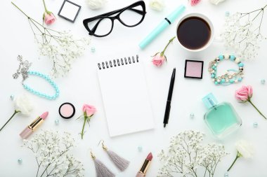 Çiçekler beyaz zemin üzerine kahve ve makyaj kozmetik fincan ile