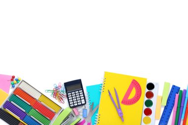 Beyaz arka planda okul malzemeleri