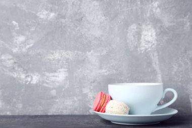 Kahve ile gri ahşap masa üzerinde tatlı macaroons