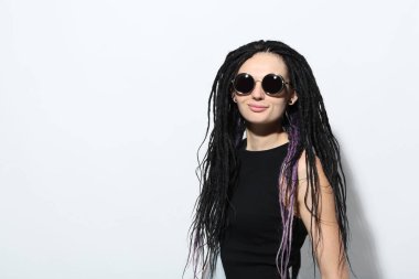 Olan dreadlocks ve poz güneş gözlüğü beyaz arka plan üzerinde izole kadın
