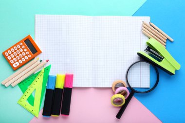 Kağıt renkli arka plan üzerinde boş levha ile okul malzemeleri