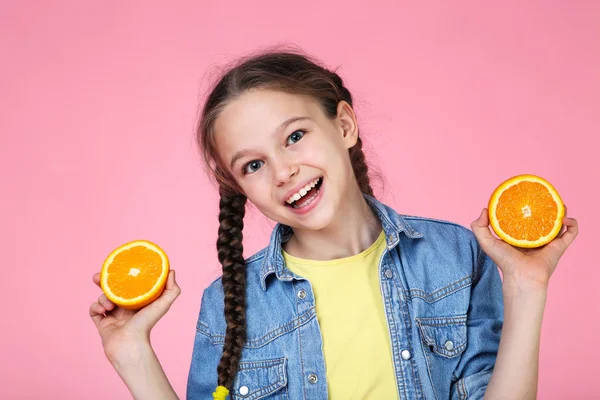 Gadis Bahagia Tersenyum Dan Memegang Buah Oranye Latar Belakang Merah — Stok Foto
