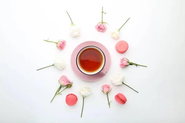Розовые Цветы Чашкой Чая Макароны Белом Фоне — стоковое фото