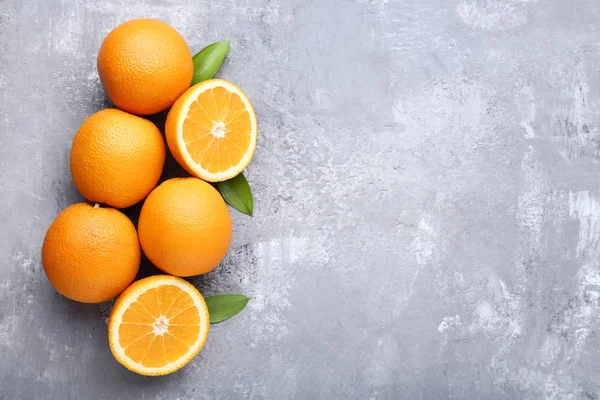 Orange Frukt Med Gröna Blad Grå Träbord — Stockfoto