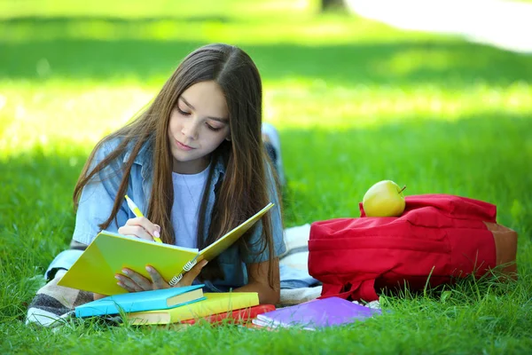 Симпатична Дівчина Лежить Блокнотом Книгами Зеленій Траві Парку Сонячний День — стокове фото