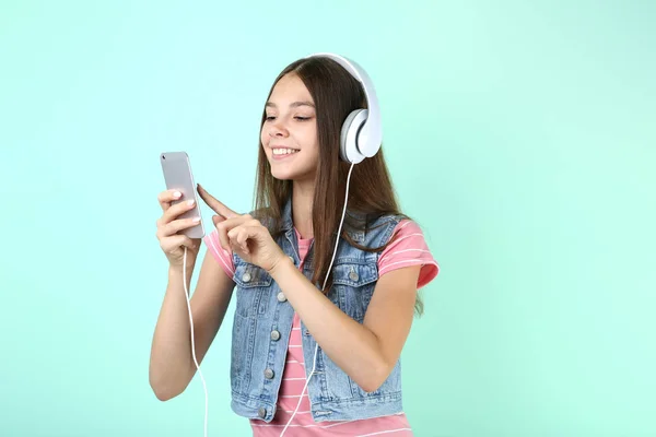 Jong Meisje Holding Smartphone Luisteren Naar Muziek Koptelefoon Achtergrond Van — Stockfoto