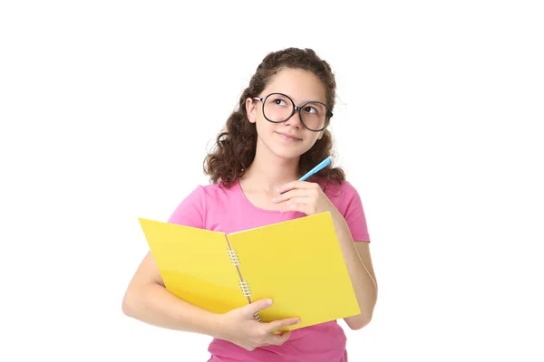 Chica Pensativa Con Cuaderno Pluma Posando Aislado Sobre Fondo Blanco — Foto de Stock