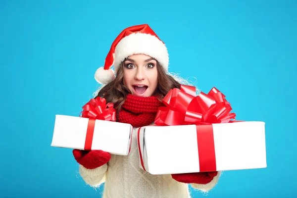 Mooi Jong Meisje Kerstmuts Holding Geschenkdozen Blauwe Achtergrond — Stockfoto