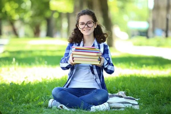 Jovem Com Livros Cadernos Sentados Grama Parque — Fotografia de Stock