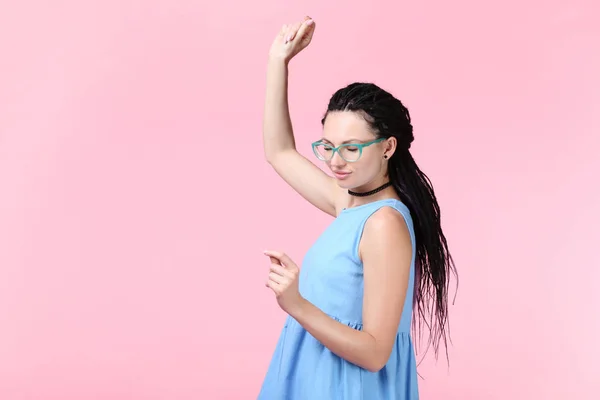 Ung Kvinna Med Dreadlocks Blå Klänning Poserar Rosa Bakgrund — Stockfoto