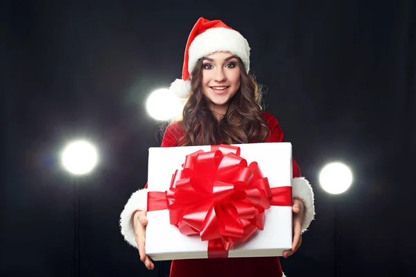 红色圣诞老人服装藏品礼物箱子的年轻妇女 — 图库照片
