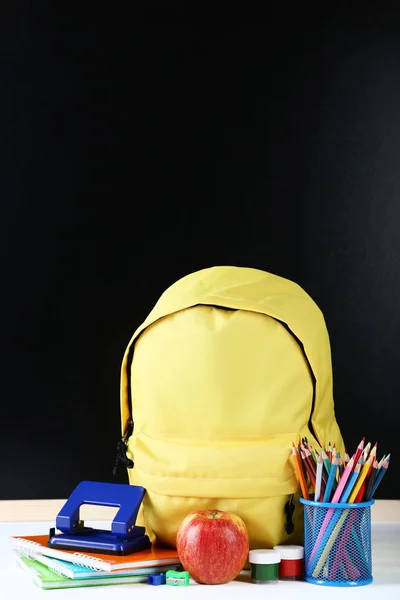 Mochila Amarilla Con Útiles Escolares Sobre Fondo Negro —  Fotos de Stock