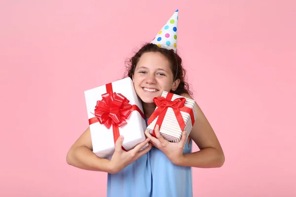 Hermosa Joven Gorra Cumpleaños Sosteniendo Cajas Regalo Sobre Fondo Rosa — Foto de Stock