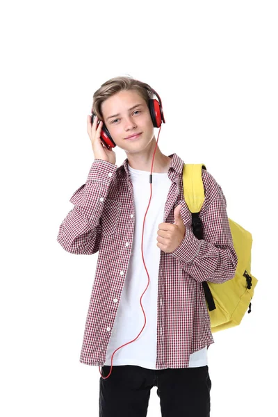 Молодий Хлопчик Жовтим Рюкзаком Слухає Музику Навушниках Ізольовано Білому Тлі — стокове фото