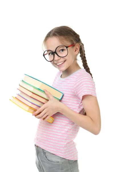 快乐的微笑小女孩拿着书在白色背景下被隔绝 — 图库照片