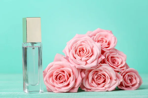 Frasco Perfume Com Rosas Sobre Fundo Hortelã — Fotografia de Stock