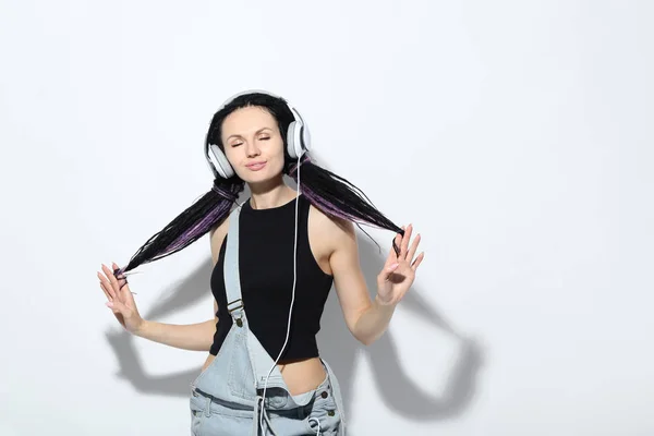 Mujer Joven Con Rastas Escuchando Música Auriculares Aislados Sobre Fondo —  Fotos de Stock