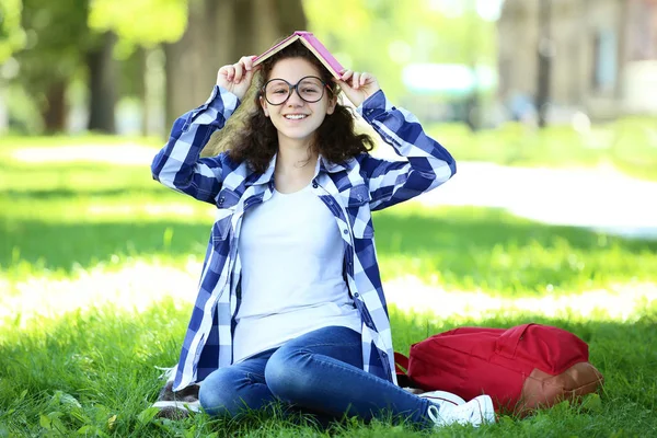 Молода Дівчина Книгою Руках Сидить Рюкзаком Траві Парку — стокове фото
