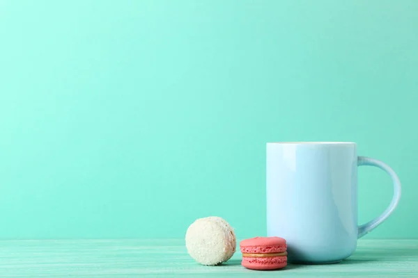 Tasse Kaffee Mit Süßen Makronen Auf Minzgrund — Stockfoto
