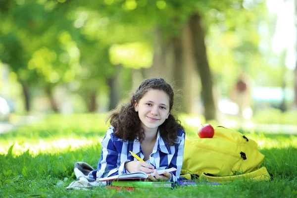 Chica Joven Con Libros Tumbados Hierba Parque — Foto de Stock