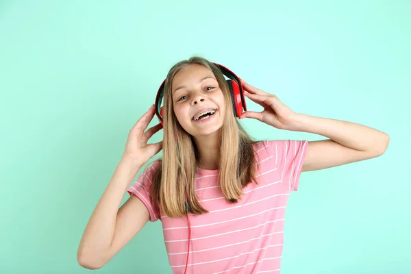 Hermosa Chica Adolescente Escuchando Música Los Auriculares Fondo Menta — Foto de Stock