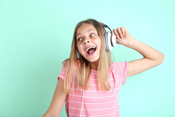 Hermosa Chica Adolescente Escuchando Música Los Auriculares Fondo Menta — Foto de Stock