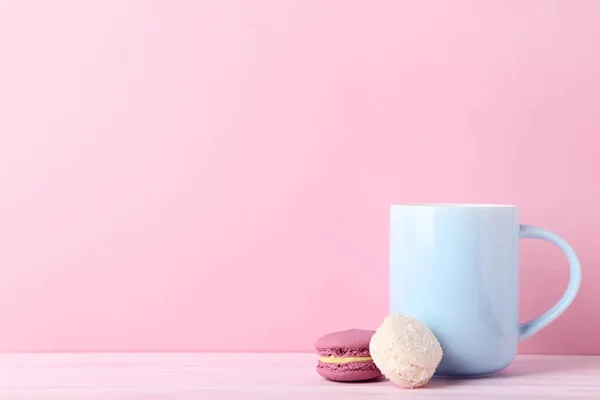 Taza Café Con Macarrones Dulces Sobre Fondo Rosa — Foto de Stock