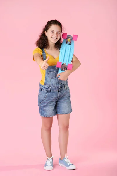 Carino Adolescente Ragazza Tenendo Skateboard Mostrando Pollice Sfondo Rosa — Foto Stock