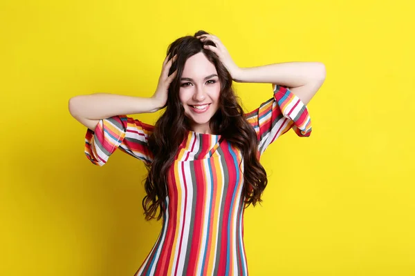 Mujer Joven Vestido Rayas Sonriendo Mirando Cámara Sobre Fondo Amarillo — Foto de Stock