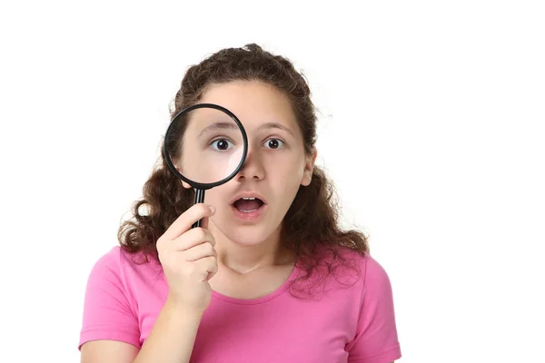 Menina Bonita Com Lupa Posando Isolado Fundo Branco — Fotografia de Stock