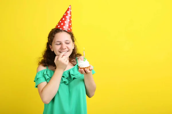 Schöne Junge Mädchen Geburtstagskappe Hält Cupcake Auf Gelbem Hintergrund — Stockfoto