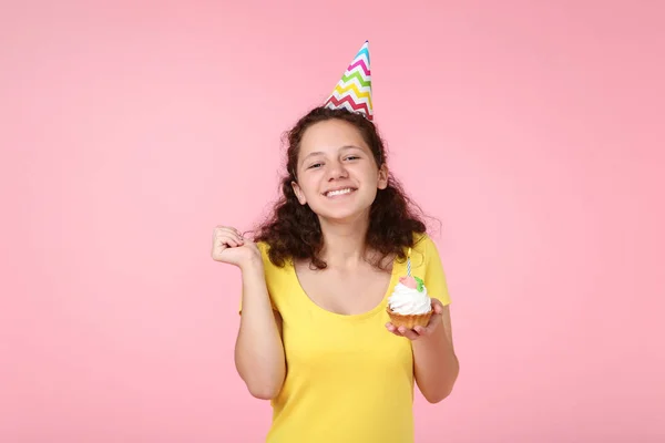 Indah Bahagia Topi Ulang Tahun Memegang Cupcake Latar Belakang Merah — Stok Foto