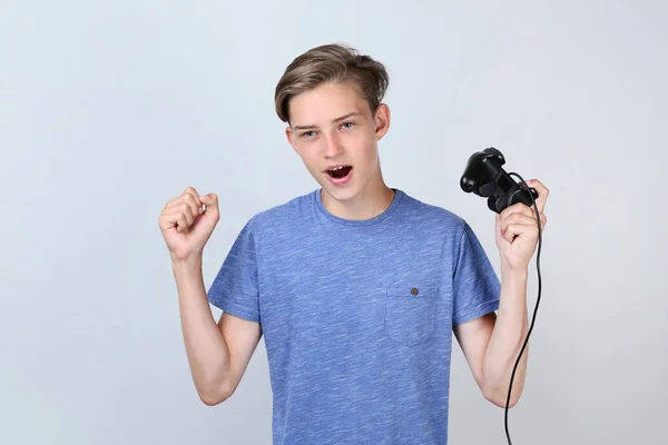 Niedliche Teenager Junge Hält Steuerknüppel Auf Grauem Hintergrund — Stockfoto