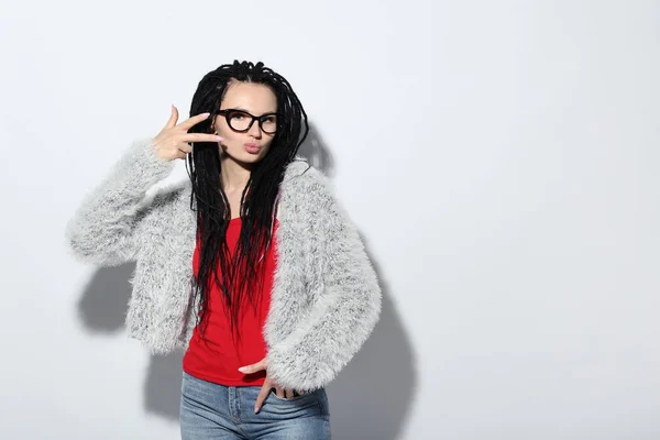 Jonge Vrouw Met Dreadlocks Mode Kleding Poseren Geïsoleerd Witte Achtergrond — Stockfoto