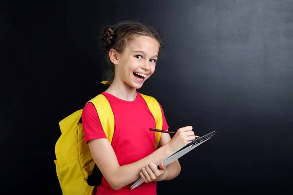 Jong Meisje Met Notitieboekje Potlood Poseren Schoolbord Achtergrond — Stockfoto