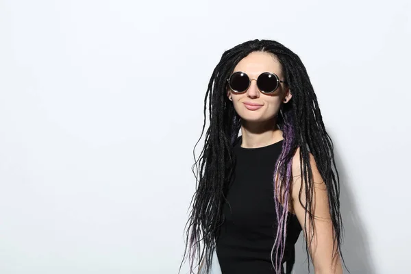 Junge Frau Mit Dreadlocks Und Sonnenbrille Posiert Isoliert Auf Weißem — Stockfoto
