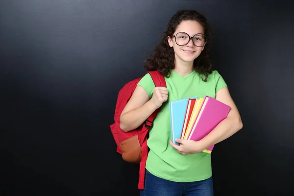 Nettes Mädchen Mit Brille Rucksack Und Büchern Posiert Auf Tafel — Stockfoto